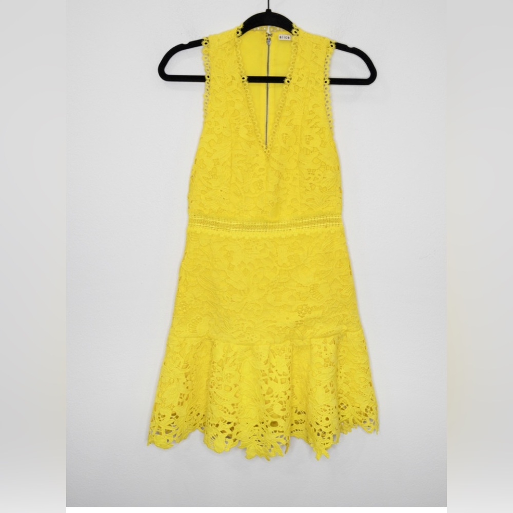 Beautiful Alice+Olivia  size 2 yellow color elegant lace dress